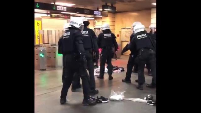 Agentes durante el desalojo de los manteros de plaza Catalunya / TWITTER