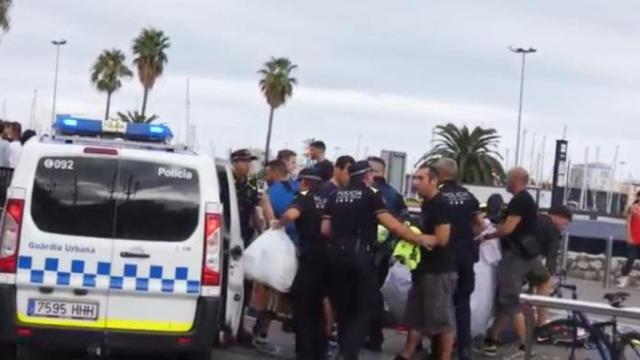 Imagen de agentes de la Guardia Urbana desmantelano el mercado ambulante del Port Vell / CG