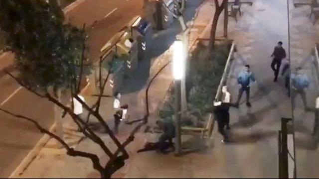Captura del vídeo de la pelea entre radicales del FC Barcelona y jóvenes en Cornellà el sábado / CG