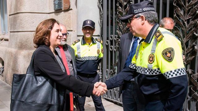 La alcaldesa de Barcelona, Ada Colau, con un agente de la Guardia Urbana / AJBCN