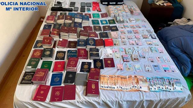 Material incautado por la Policía Nacional y la Guardia Urbana de Barcelona de documentos originales y falsificados / POLICÍA NACIONAL