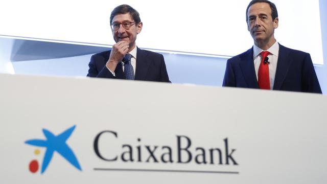 El presidente de Caixabank, José Ignacio Goirigolzarri (izq.), y el consejero delegado, Gonzalo Gortázar, en la última junta de accionistas del banco / EP