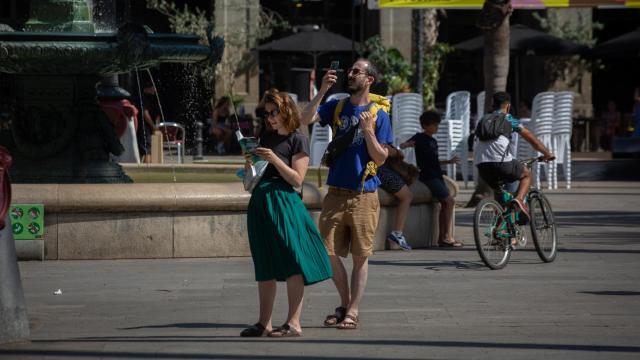 Dos turistas, en la plaza Real de Barcelona, en una imagen de archivo / DAVID ZORRAKINO - EUROPA PRESS