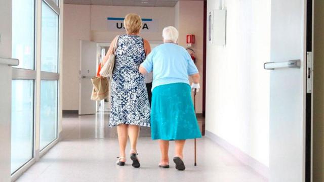 Una anciana en una residencia