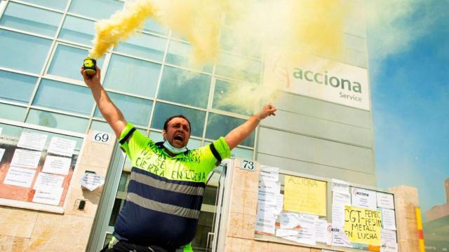Imagen de un trabajador de Acciona Facility Services, principal proveedor de Nissan Motor Ibérica / EFE