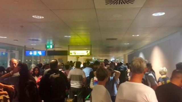 Imagen de colas en el control de pasaportes del aeropuerto de El Prat, en Barcelona / CG
