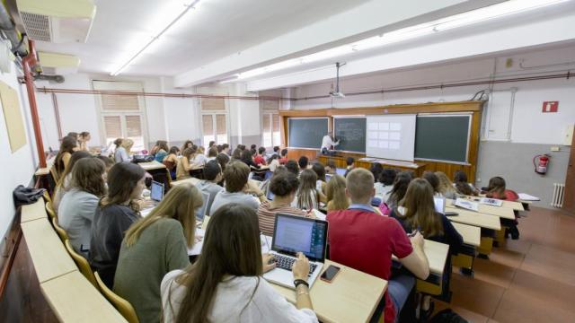 Pone un sobresaliente a una alumna sin ir al examen