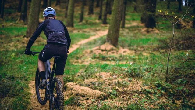 Ciclista en una 'Mountain-bike' por una ruta BTT / UNSPLASH