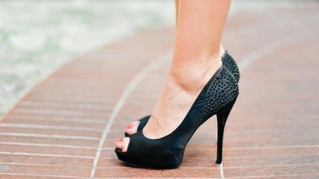 Una mujer con zapatos de tacón / EUROPA PRESS