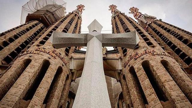 La cruz de piedra maciza que se ha instalado este lunes en la fachada de la Sagrada Família / EP