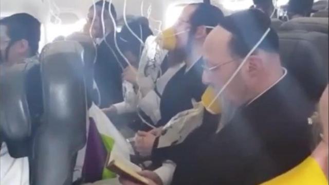 Imagen de los pasajeros leyendo y cantando en el aterrizaje de emergencia