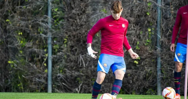 Arnau Solà, futbolista del Juvenil A, en un entrenamiento del Barça / FCB