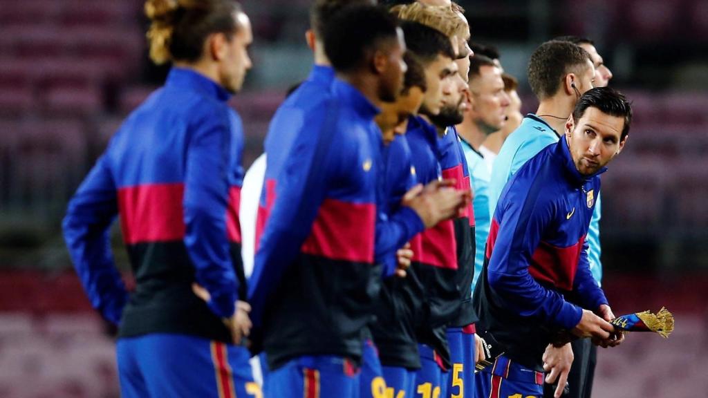 Los jugadores del Barça, antes de empezar el encuentro ante el Dinamo de Kiev | EFE