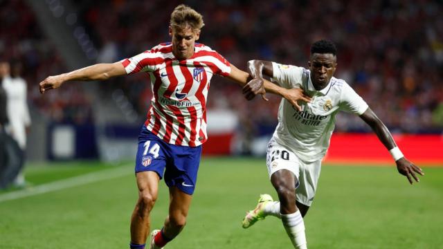 El jugador del Real Madrid, Vinicius Jr, sigue en carrera a Marcos Llorente / EFE
