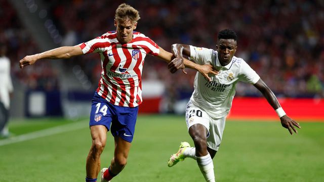 El jugador del Real Madrid, Vinicius Jr, sigue en carrera a Marcos Llorente / EFE