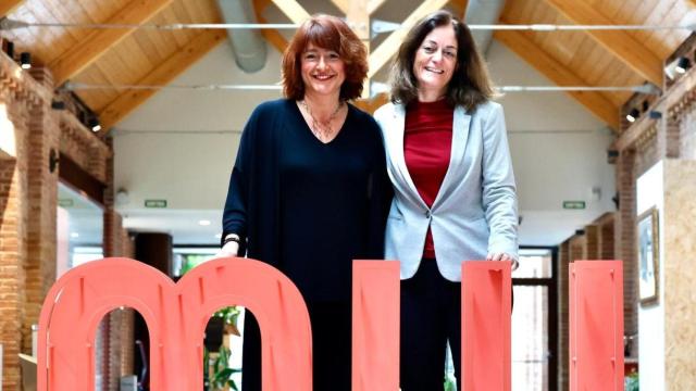 Laia Bonet (i.), tercera teniente de alcalde de Barcelona, y Cristina Colom (d.), responsable de Mobile Week de Mobile World Capital Barcelona / CEDIDA