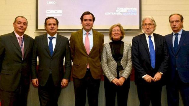 El presidente de CEOE, Antonio Garamendi (c), junto a los nuevos vicepresidentes de la patronal / CEOE