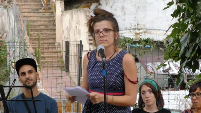 La escritora Júlia Bacardit rechaza traducir su obra al castellano / YOUTUBE