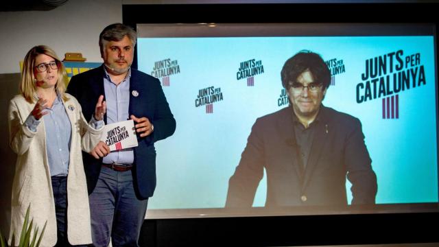 Los líderes neoconvergentes Elsa Artadi y Albert Batet, siguiendo la intervención del prófugo Carles Puigdemont por videoconferencia / EFE