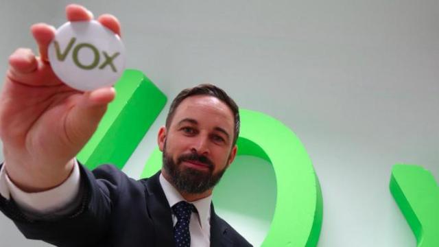 Santiago Abascal, presidente Vox, mostrando una chapa del partido ultra / EFE