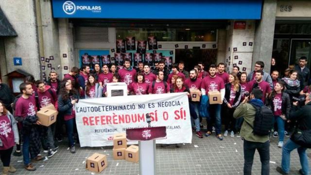 Activistas de Arran ante la sede del PP de Cataluña / EFE