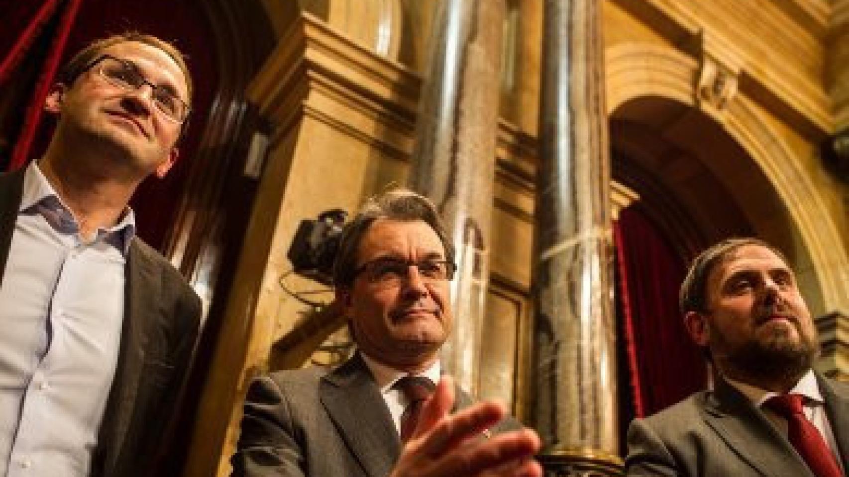 El líder de ICV-EUiA, Joan Herrera; el presidente de la Generalidad y de CiU, Artur Mas, y el presidentde de ERC, Oriol Junqueras en el Parlamento autonómico, tras la votación de la declaración de soberanía de enero de 2013.
