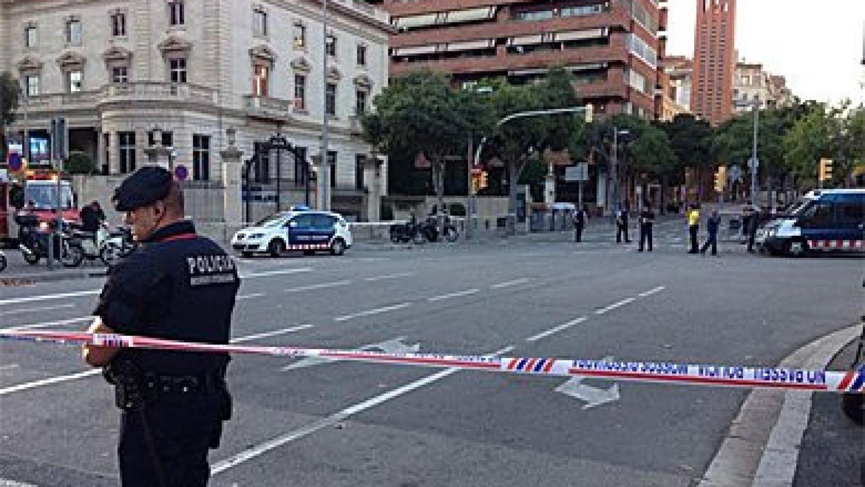 Un agente de los Mossos d'Esquadra acordona la zona alrededor del Banco Mediolanum