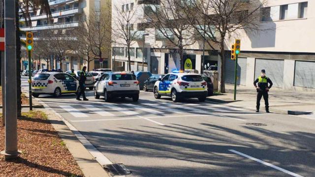 Varios agentes de la policía de Mataró en un dispositivo contra los okupas / POLICIA LOCAL