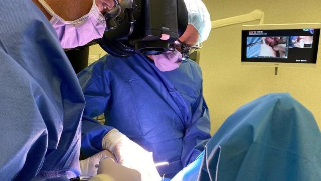 Imagen de una tiroidectomía guiada por angiografía con fluorescencia de verde de indocianina (ICG) / HOSPITAL DE BELLVITGE