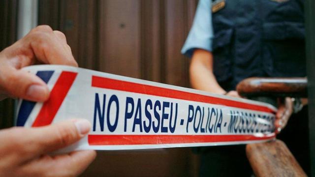 Los Mossos d'Esquadra, en una imagen de archivo colocando una cinta de no pasar. El Prat / EUROPA PRESS