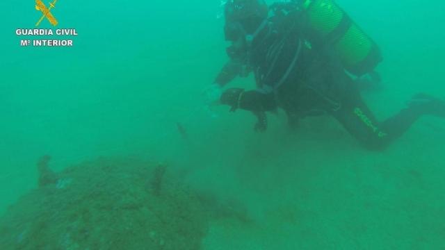 Un buzo de la Guardia Civil analiza la mina encontrada en Roses / EP
