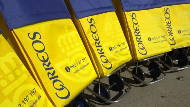 Imagen de unos carros de reparto de Correos / EFE
