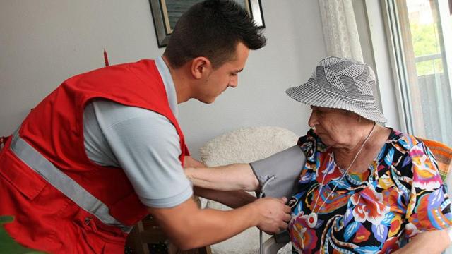Una visita sanitaria domiciliaria a una dependiente solicitada a través de teleasistencia / CG