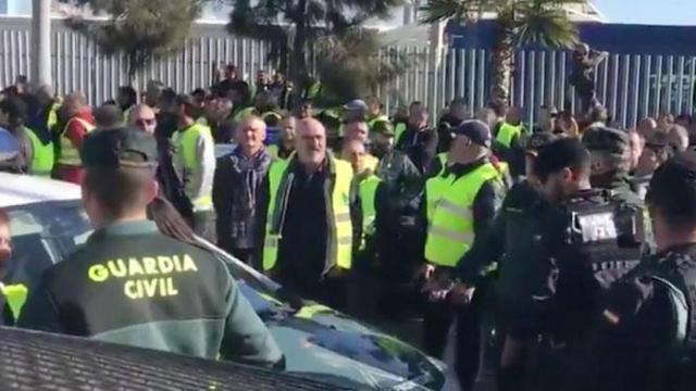 Taxistas y agentes de la Guardia Civil en el puerto de Barcelona / TWITTER