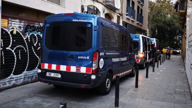 Furgones de los Mossos d'Esquadra en la macrooperación contra los narcopisos / Twitter: @mossos