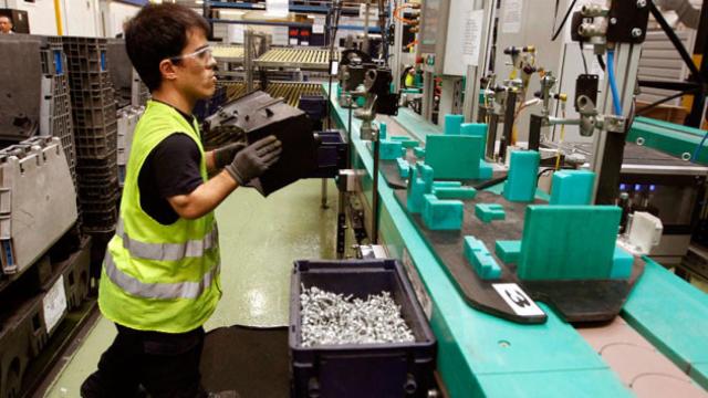 Un empleado con discapacidad, durante su turno en una cadena de montaje / EFE