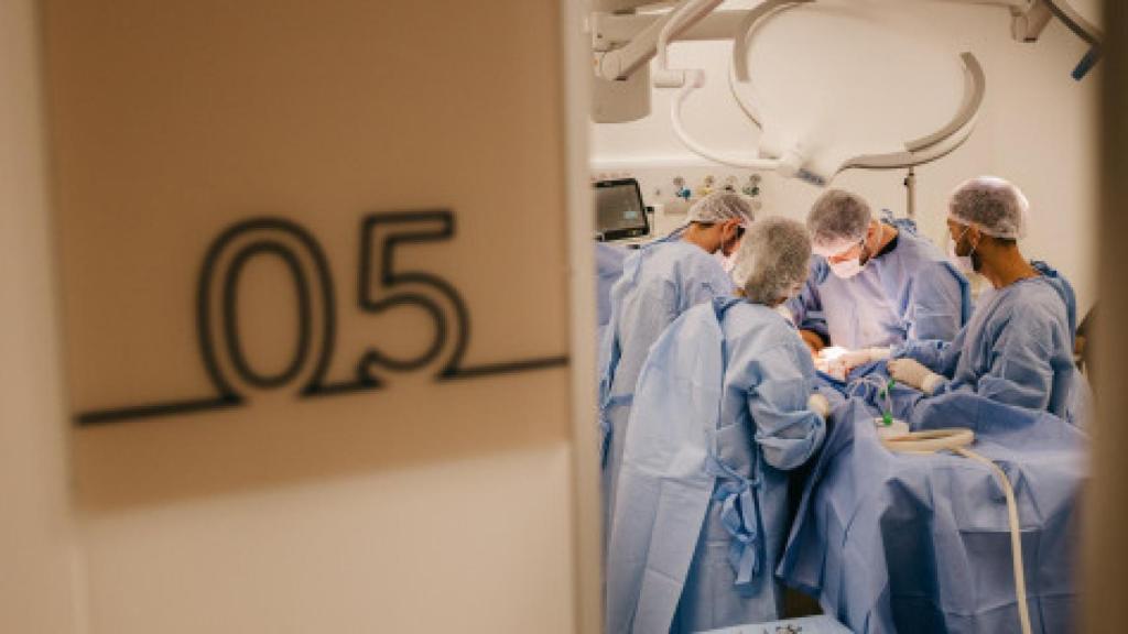 Cirujanos durante una operación de medicina estética / PEXELS