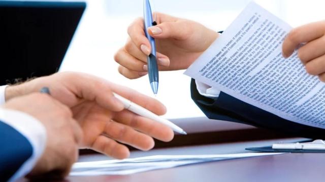 Firma de una hipoteca, como la que no conseguía un comprador extranjero, que decidió contratar a un agente inmobiliario que resultó ser un estafador