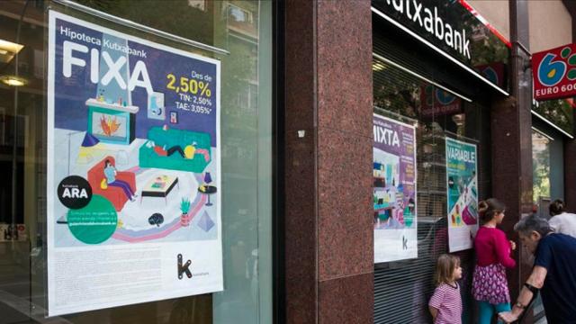 Imagen de la oficina de una entidad bancaria con la oferta de hipotecas