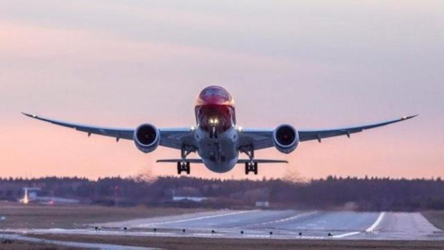 Una aeronave de Norwegian en plena operación de despegue / CG