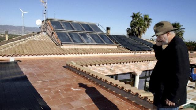 Ecología: placas para generar energía solar en el tejado de una vivienda particular / EFE