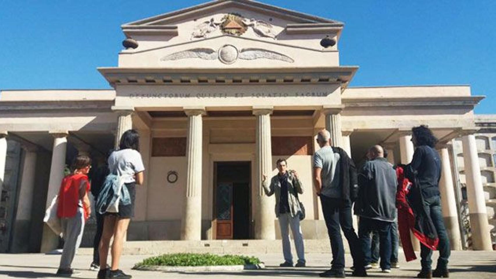 Visita cultural a un cementerio municipal de Barcelona, donde el Ayuntamiento quiere una funeraria pública / CG