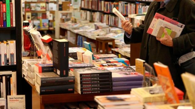 Un hombre hojeando algunos libros / EFE