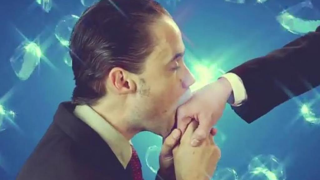 Imagen del videoclip 'El Político Neoliberal' de Pony Bravo