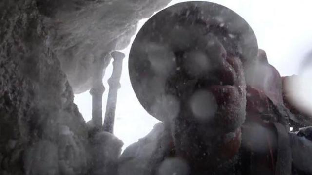 Uno de los dos montañeros, tras la avalancha en el pico Kuksar, en Pakistán / CG