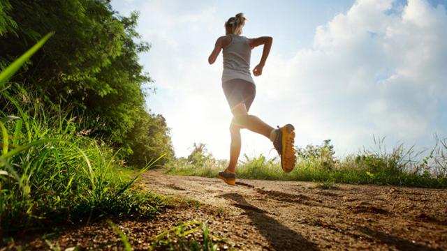 Una foto de archivo de una mujer corriendo fooxing