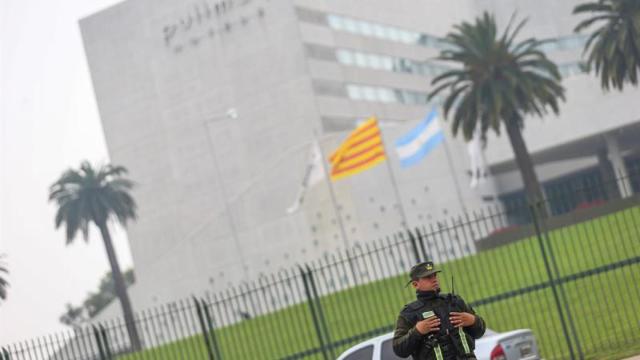 Miembros de la Gendarmería Argentina custodian hoy, jueves 29 de junio de 2017, los alrededores del complejo City Center Rosario donde mañana el futbolista argentino Lionel Messi contraerá matrimonio con Antonela Roccuzzo, en Rosario (Argentina)