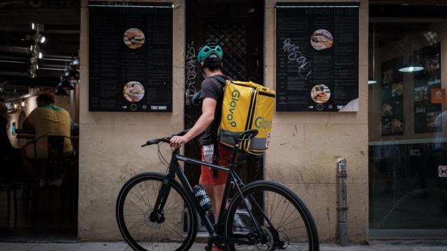 Un rider de Glovo entregando un pedido / PABLO MIRANZO