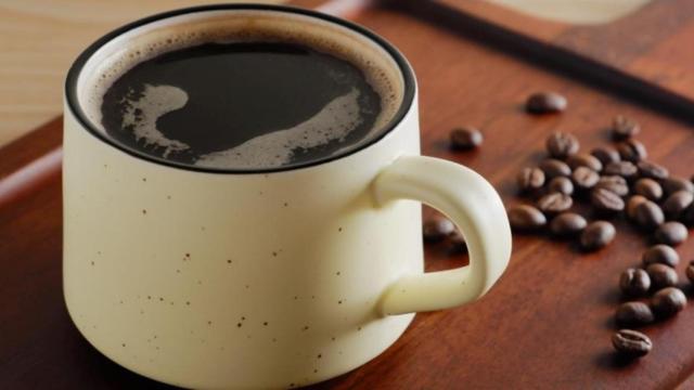 Una taza de café a rebosar / Lingchor en UNSPLASH