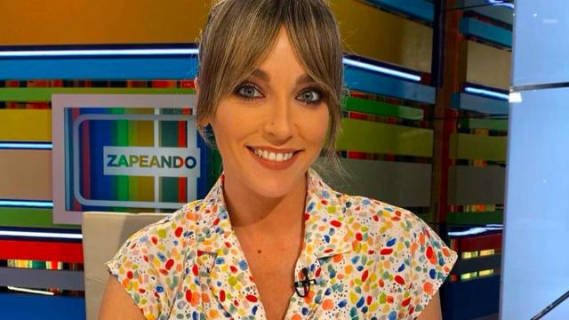 Anna Simon sentada en su silla de colaboradora en el programa 'Zapeando' / INSTAGRAM